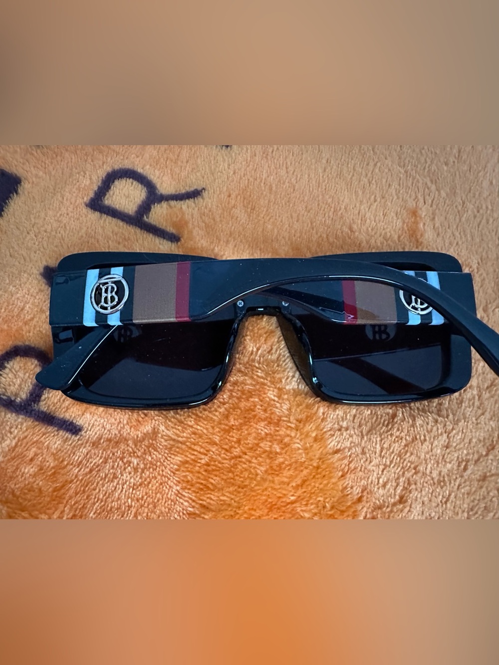 Black Oversized Square Women's Sunglasses. Desing